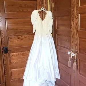 Vintage Victorian wedding gown NWT size 8, cream beautiful beading